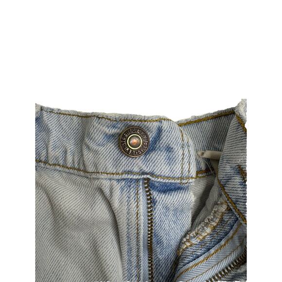 Vintage Women’s Levi’s Light Wash Distressed Cut Off Shorts Size 6 - Picture 2 of 6